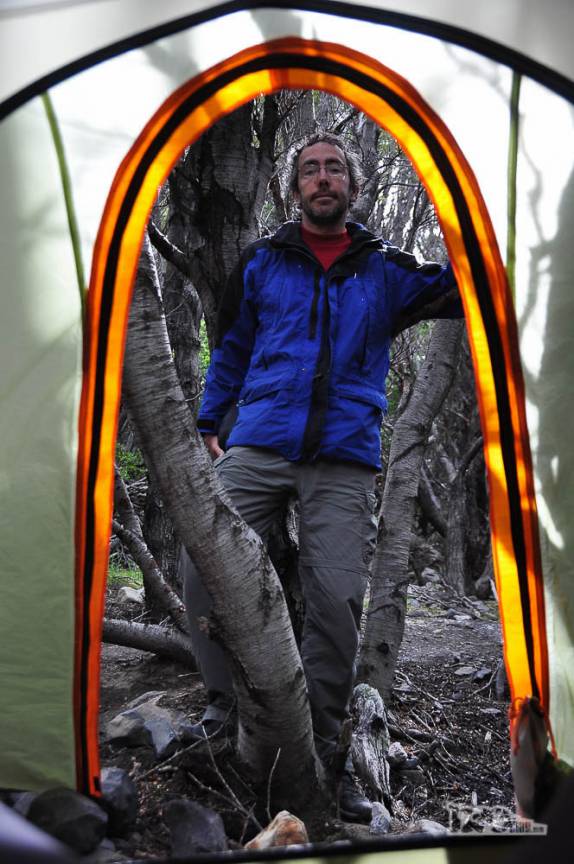 Na porta da nossa barraca em um dia frio e úmido, mas pronto para reiniciar a caminhada do W no parque nacional Torres del Paine, no sul do Chile